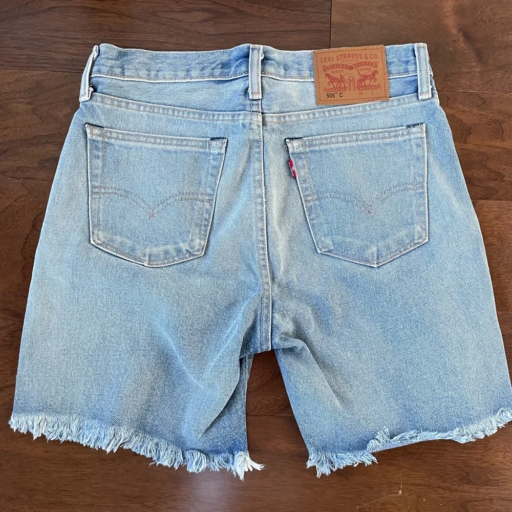 Levi’s 505 C distressed mid thigh shorts - Picture 2 of 2